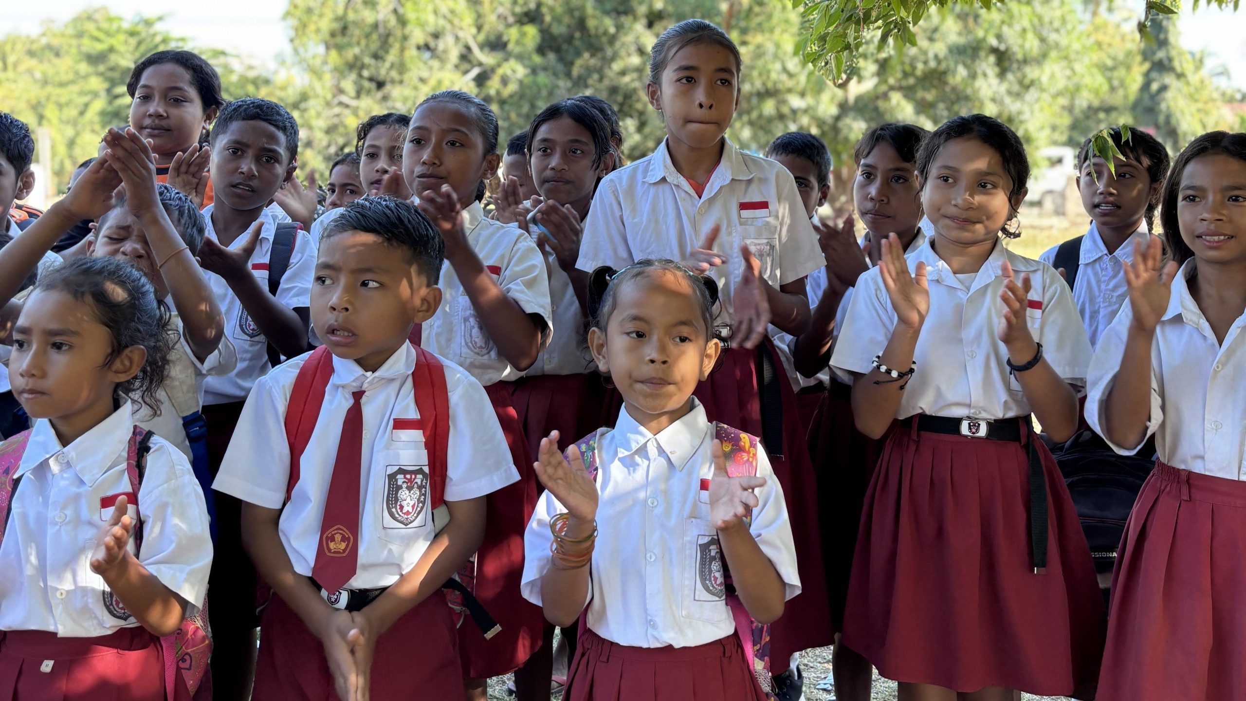kecerian-siswa-sdi-lengkosambi-trauma-healing-ngada Ekspresi ceria anak-anak SDI Lengkosambi bertepuk tangan saat mengikuti trauma healing pascagempa.