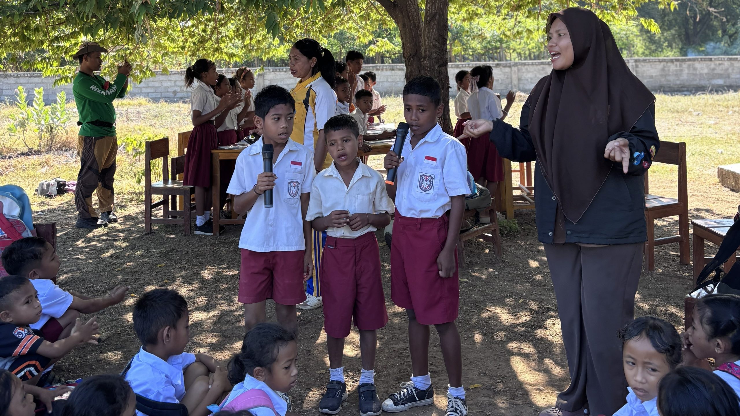 kegiatan-trauma-healing-anak-sdi-lengkosambi-ntt Anak-anak SDI Lengkosambi antusias tampil berbicara dalam sesi trauma healing bantuan gempa NTT.