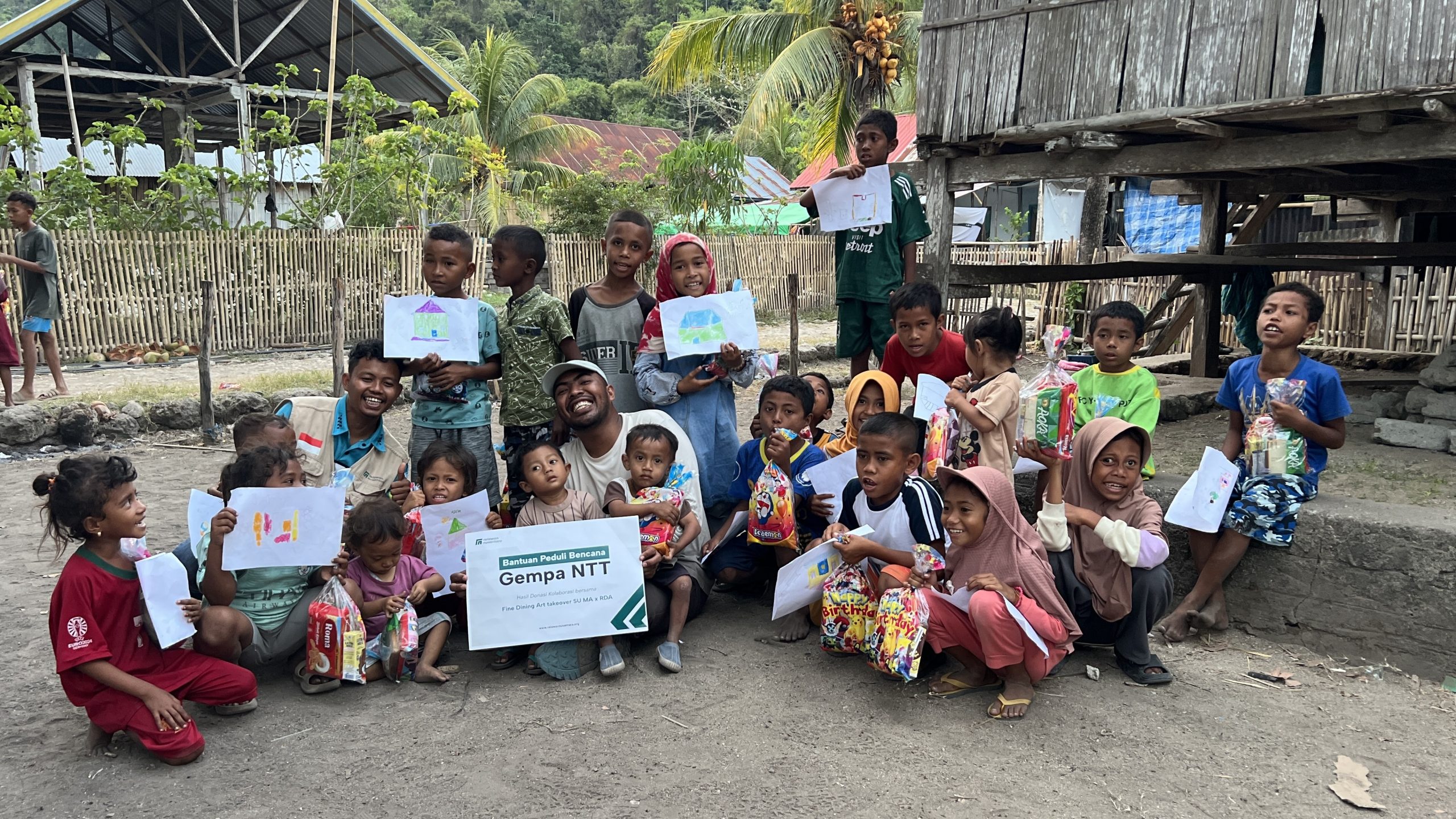 pembagian-pmt-anak-anak-relawan-nusantara-manggarai-timur Anak-anak di Kampung Nanga Rema tersenyum gembira memperlihatkan hasil gambar mereka saat kegiatan psikososial bersama Relawan Nusantara.
