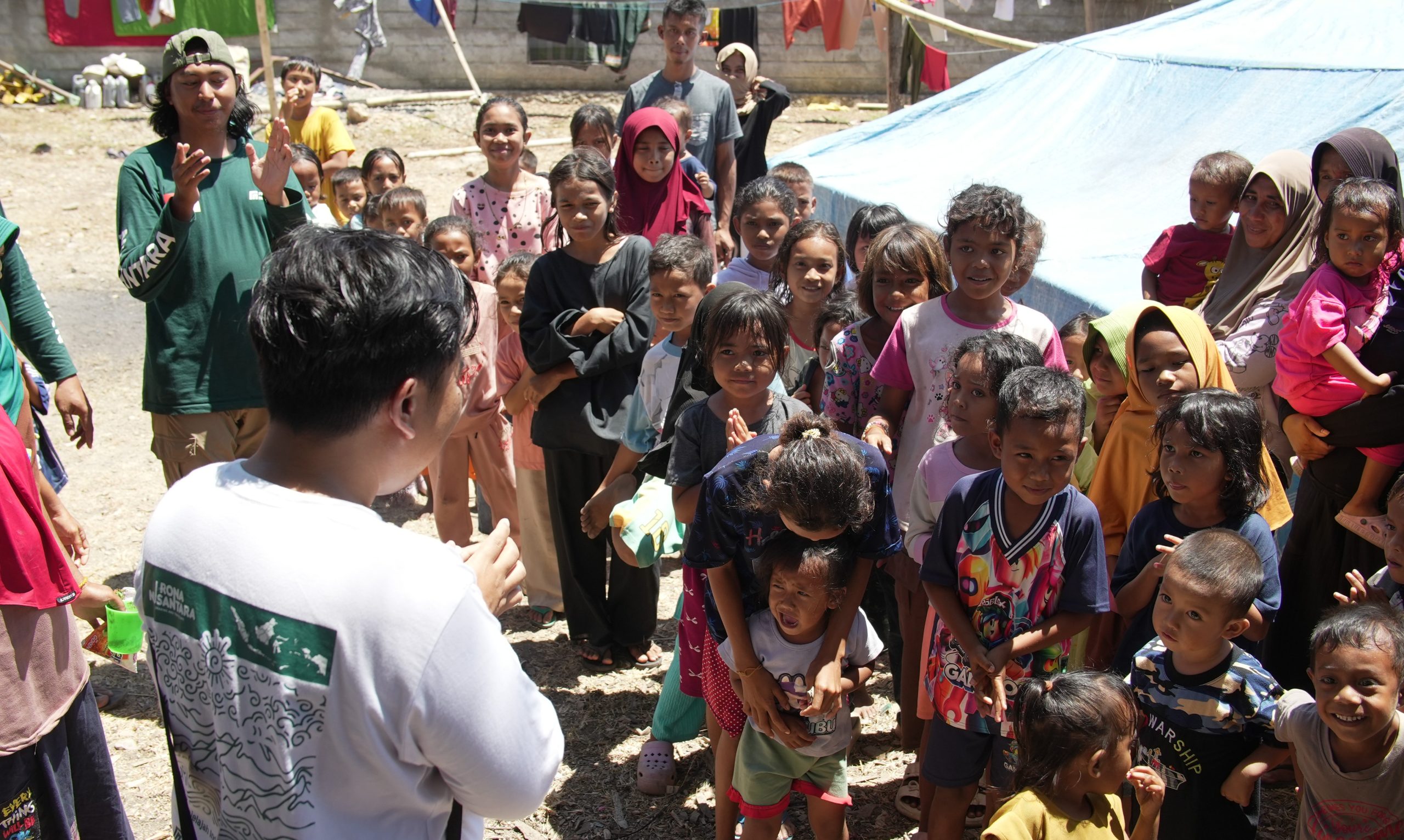 Relawan Nusantara memberikan pendampingan dan berinteraksi langsung dengan warga serta anak-anak di pengungsian NTT.
