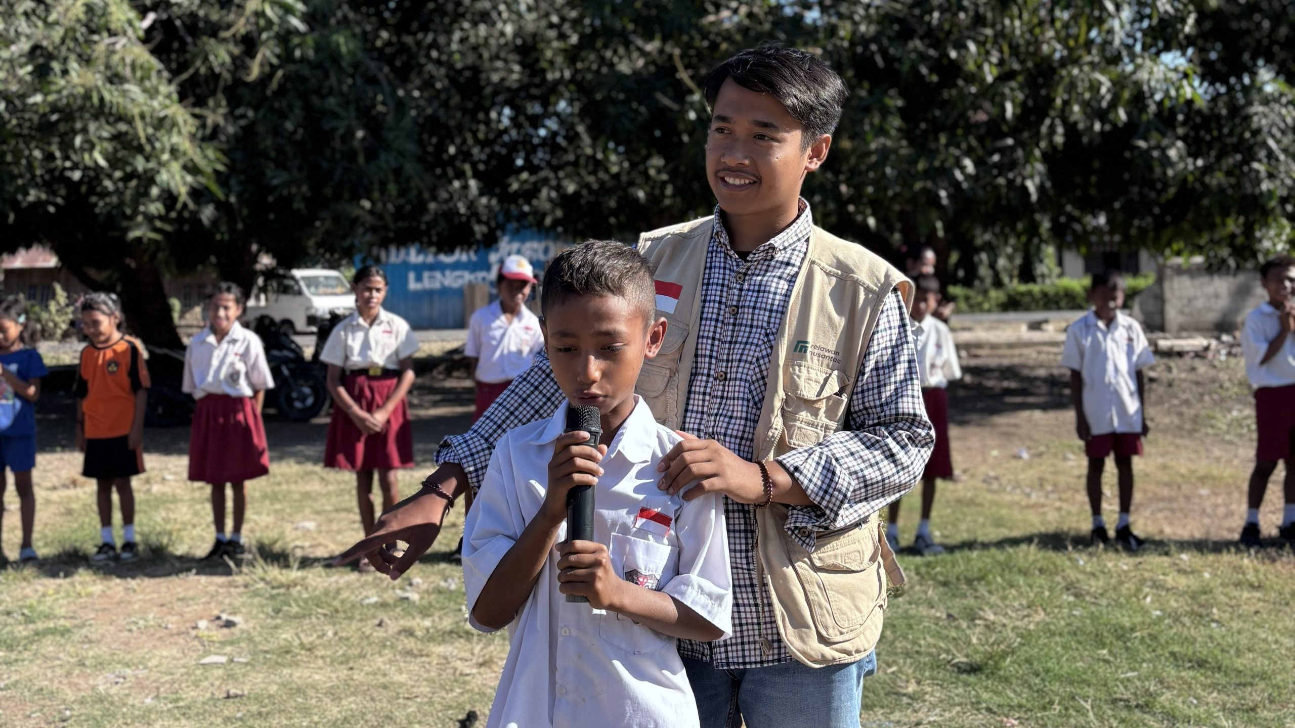 pendampingan-psikososial-anak-gempa-ngada-sdi-lengkosambi Relawan Nusantara memberikan dukungan psikososial kepada siswa SDI Lengkosambi pascagempa Ngada.