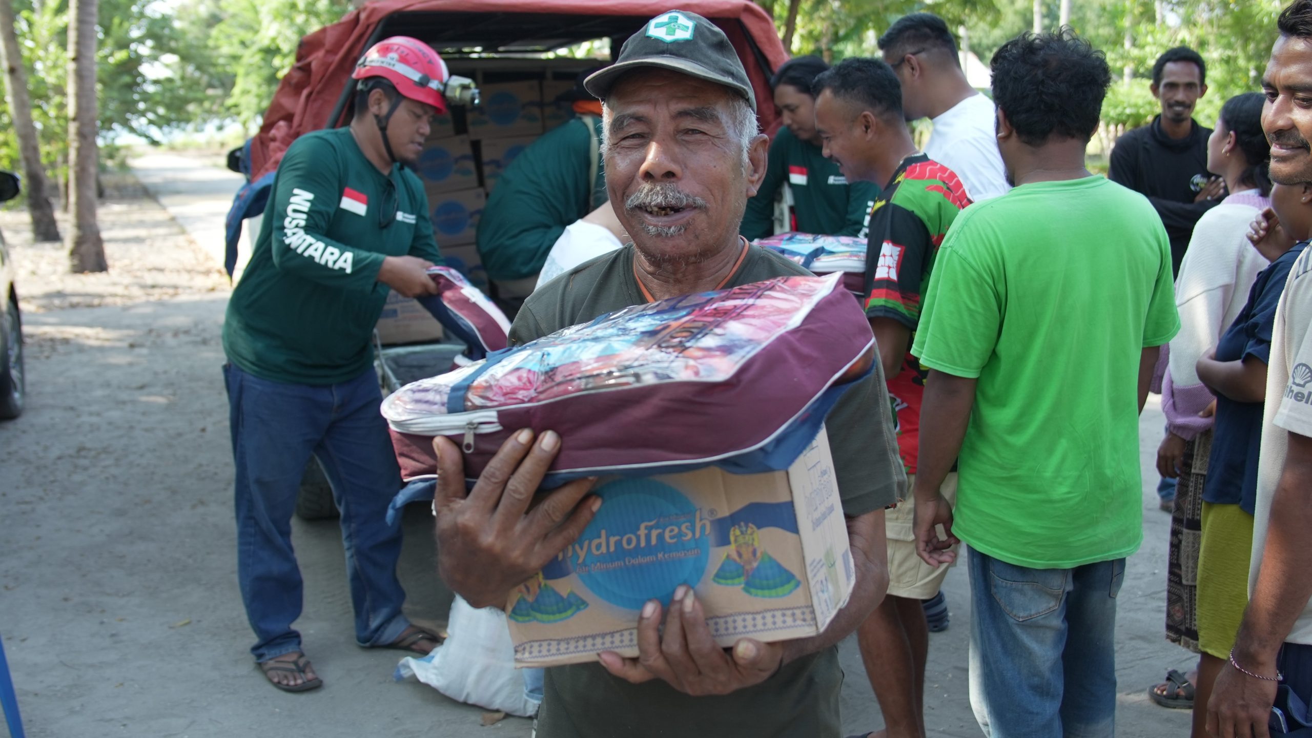 penyaluran-bantuan-logistik-gempa-ntt-relawan-nusantara Warga lansia penerima manfaat bantuan logistik dan alas tidur dari Relawan Nusantara di posko pengungsian gempa NTT.