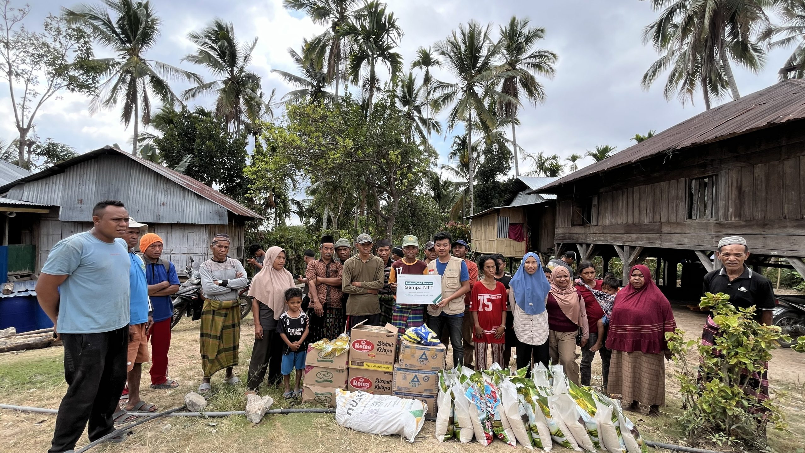 penyerahan-bantuan-sembako-relawan-nusantara-manggarai-timur Penyerahan secara simbolis bantuan sembako dan logistik oleh Relawan Nusantara bersama warga lokal di Manggarai Timur.