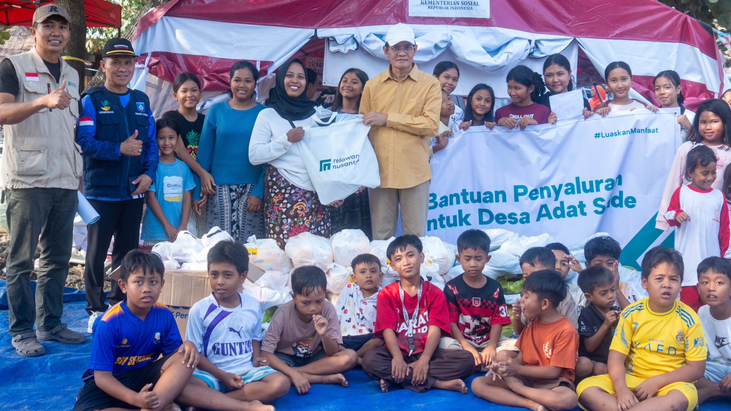Penyerahan bantuan secara simbolis oleh Wakil Wabup Lombok Tengah, Dinas Sosial, dan Relawan Nusantara bersama anak-anak penyintas kebakaran Desa Sade.