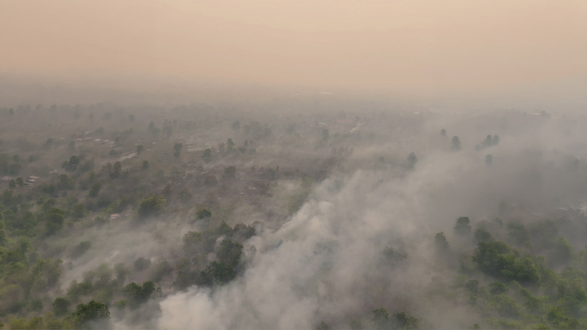 personel-relawan-nusantara-kebakaran-lahan-perdana-ujung Relawan Nusantara menggunakan helm keselamatan dan masker respirator saat bertugas di lokasi kebakaran lahan Perdana Ujung Dalam.