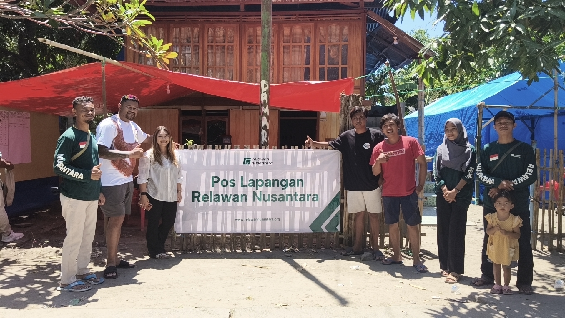 pos-lapangan-relawan-nusantara-gempa-ntt Tim Relawan Nusantara berfoto di depan Pos Lapangan Bantuan Gempa NTT.