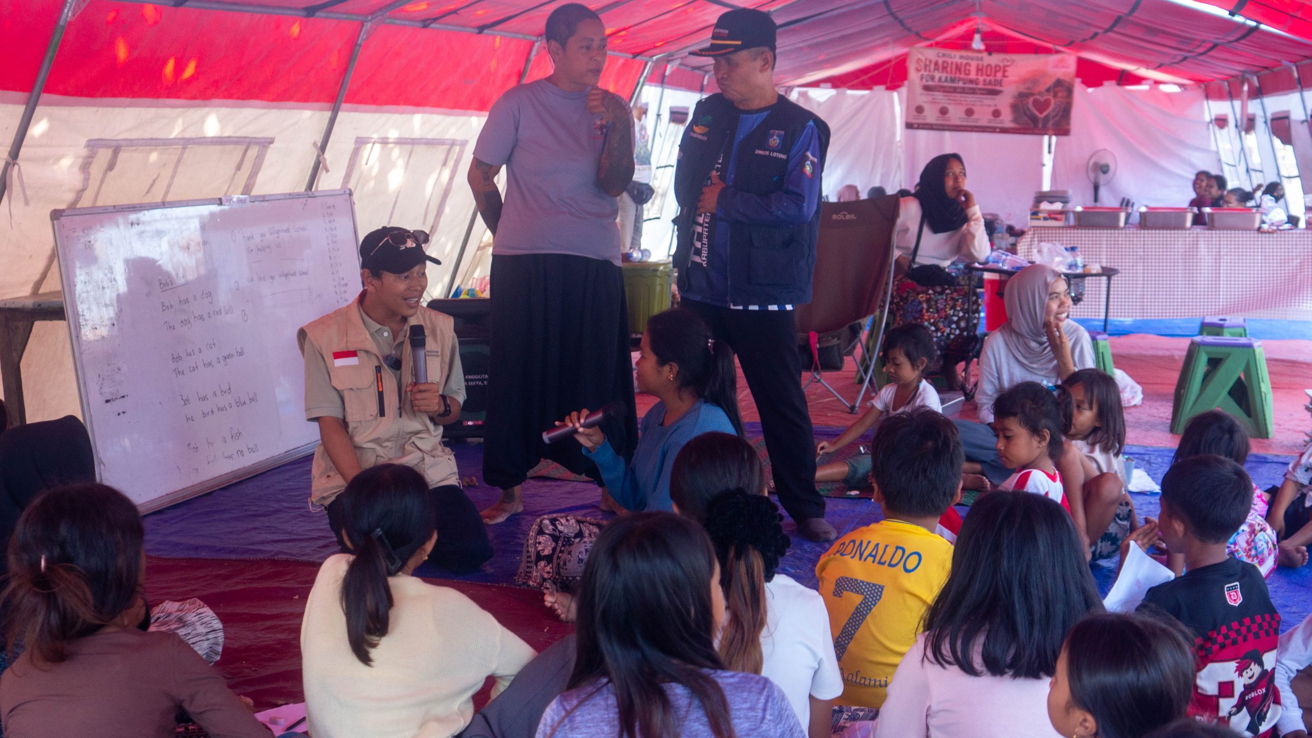 relawan-nusantara-dialog-warga-penyintas-sade Tim Relawan Nusantara sedang berdialog dan berinteraksi dengan anak-anak serta warga penyintas kebakaran di dalam tenda pengungsian Desa Sade.