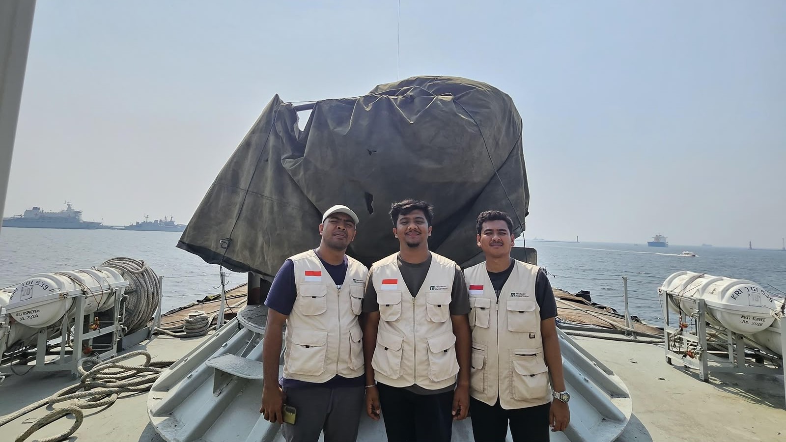 relawan-nusantara-ikutan-berlayar-kri-teluk-parigi Tiga personel Relawan Nusantara mengawal pengiriman bantuan kemanusiaan gempa NTT di atas KRI Teluk Parigi-539.
