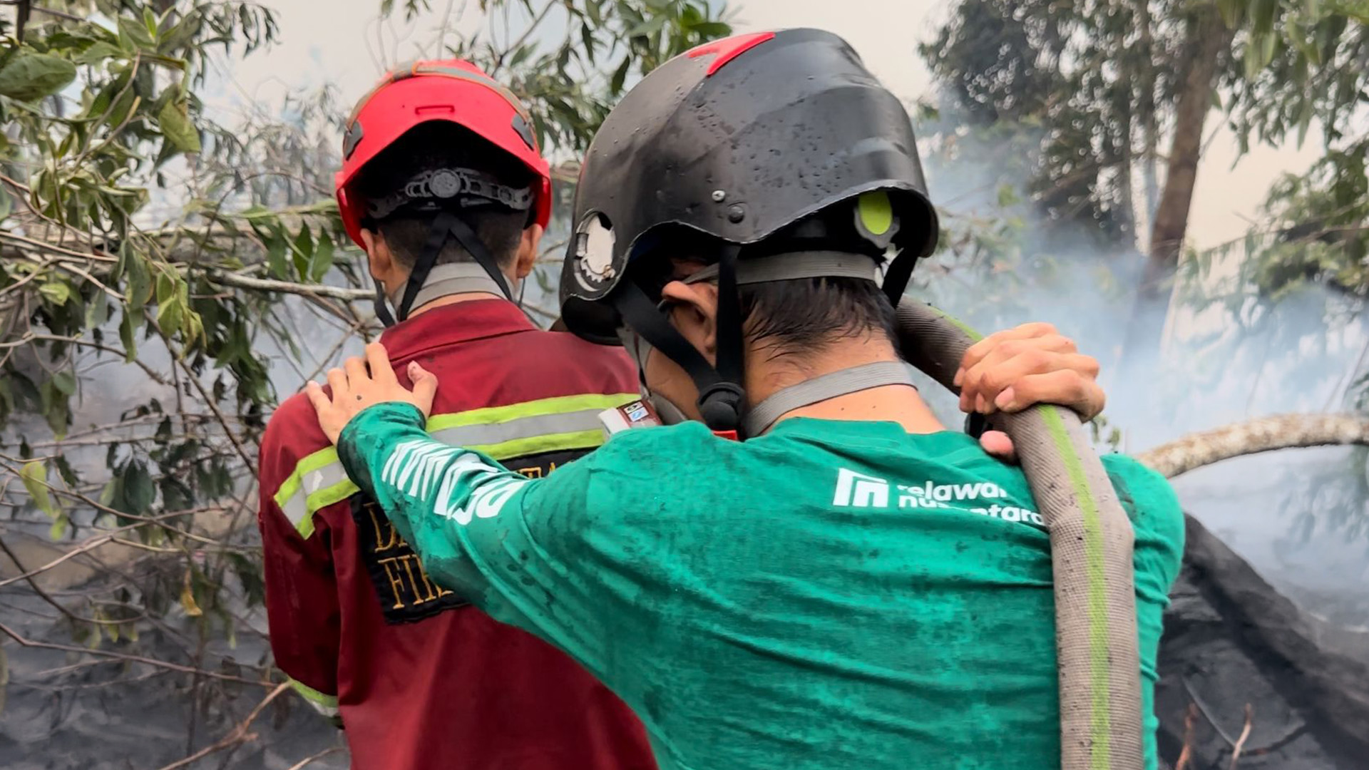 relawan-nusantara-padamkan-kebakaran-lahan-pontianak Anggota Relawan Nusantara mengarahkan selang air untuk pendinginan lahan terbakar di Pontianak.