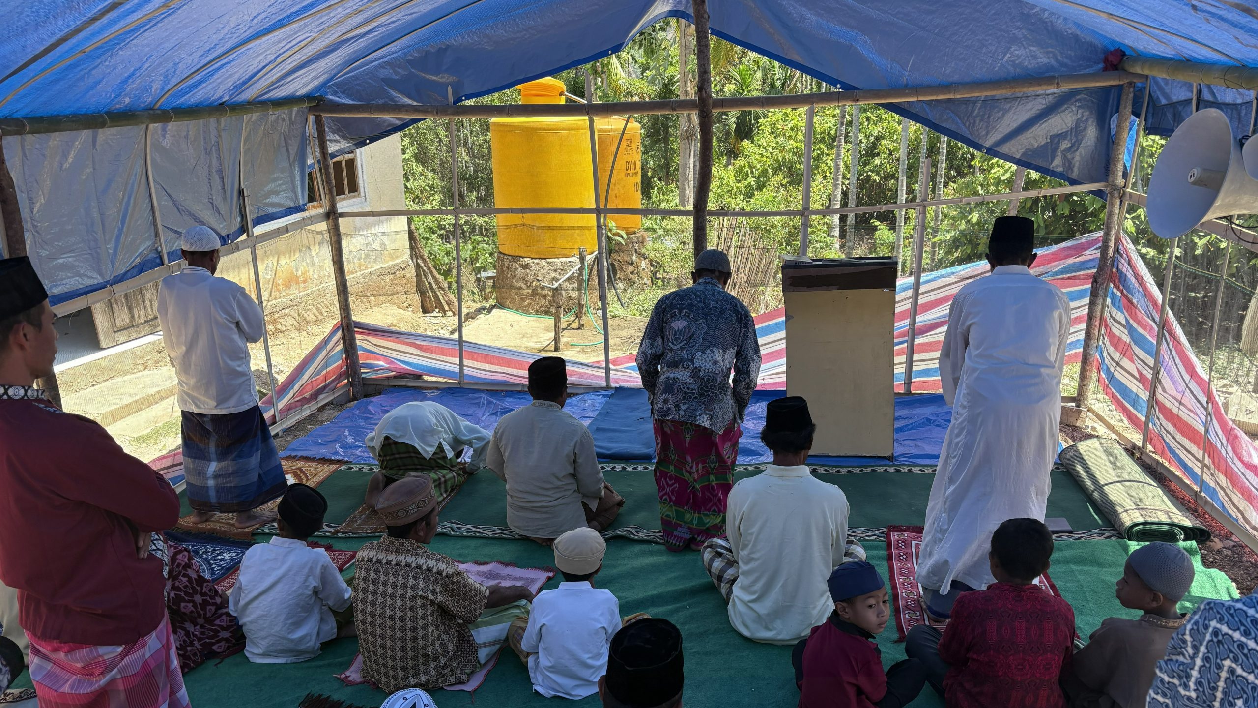 shalat-berjamaah-di-masjid-darurat-kowong-ntt-relawan-nusantara Umat Muslim Dusun Kowong melaksanakan shalat berjamaah dengan khusyuk di dalam tenda masjid darurat pascagempa Manggarai Timur.