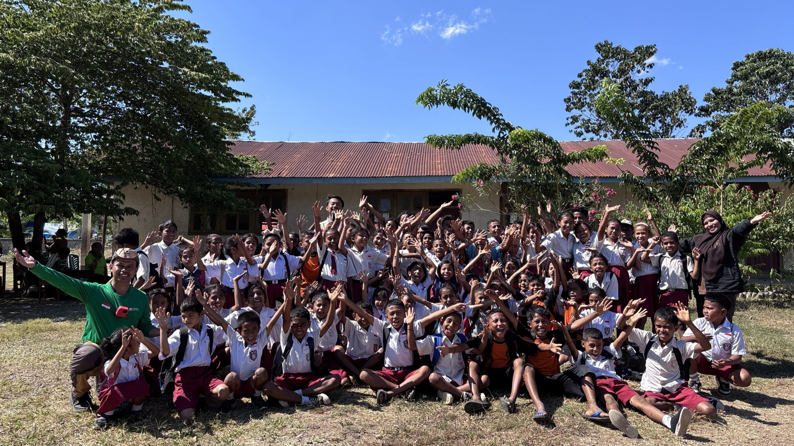 trauma-healing-gempa-ngada-anak-sdi-lengkosambi Siswa-siswi SDI Lengkosambi dan Relawan Nusantara ceria bersama dalam kegiatan trauma healing gempa Ngada.