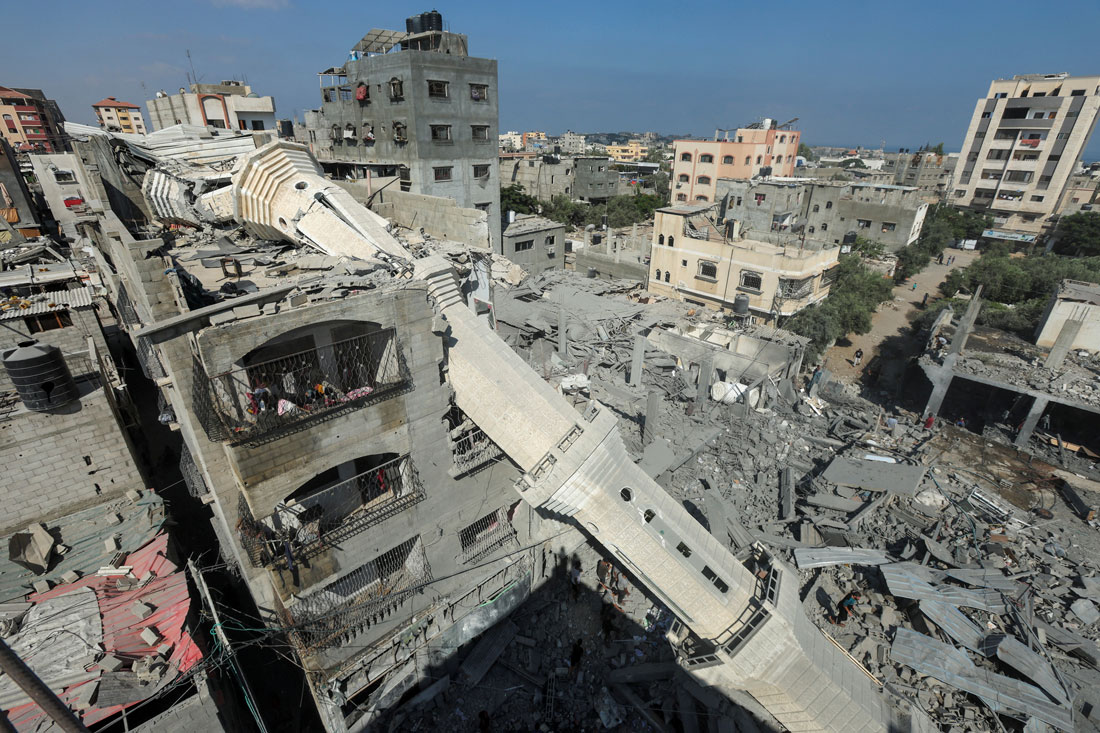 Pemandangan udara menara masjid dan bangunan pemukiman warga yang hancur roboh akibat dampak genosida di Jalur Gaza.