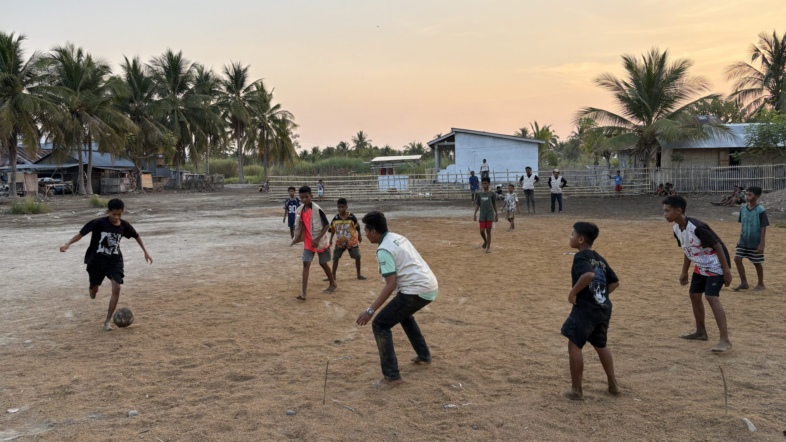 layanan-psikososial-anak-gempa-ntt-main-bola-relawan-nusantara Kegiatan psikososial interaktif bermain sepak bola bersama anak-anak penyintas gempa NTT di Desa Marapokot.