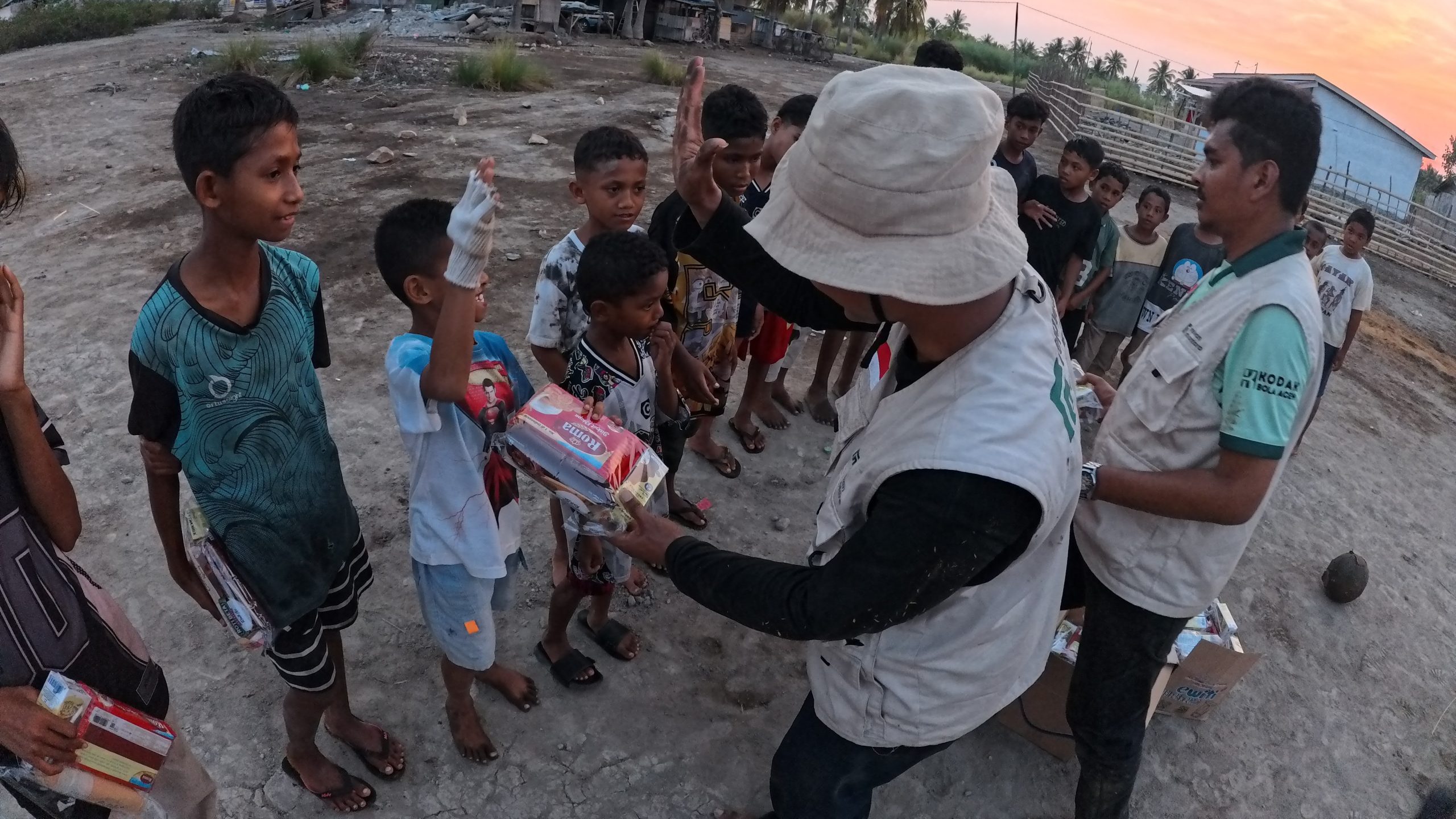 IMG_20261007_174041_068.jpg Relawan Nusantara menyerahkan biskuit Pemberian Makanan Tambahan PMT kepada anak-anak di Desa Marapokot Nagekeo.