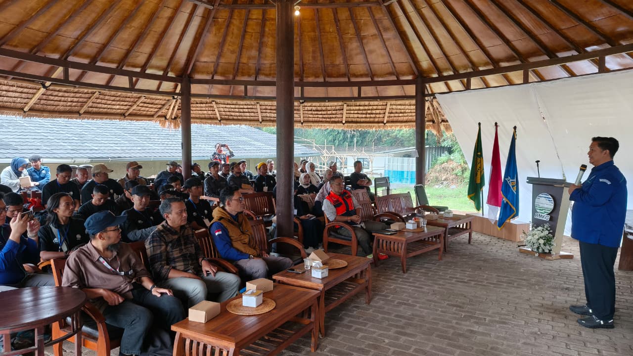 Kepala BMKG Bandung memberikan sambutan pada Sekolah Lapang Gempa Bumi di Lembang.