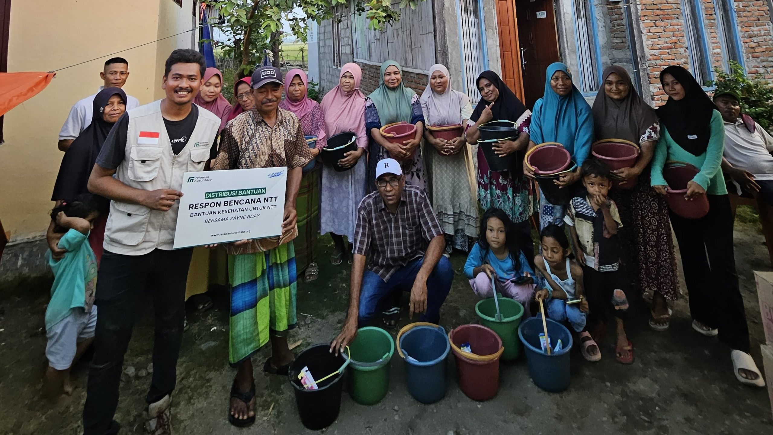 Relawan Nusantara dan Zayne Bday menyerahkan bantuan hygiene kit kepada warga terdampak gempa Flores di Nagekeo.