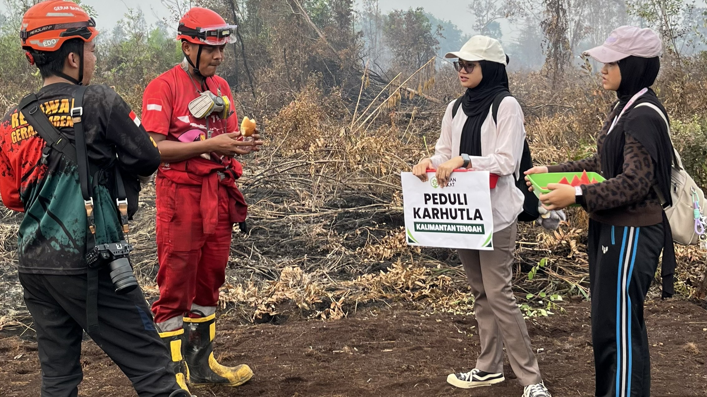 Penyerahan bantuan buah segar dan makanan untuk petugas pemadam karhutla di Palangka Raya.