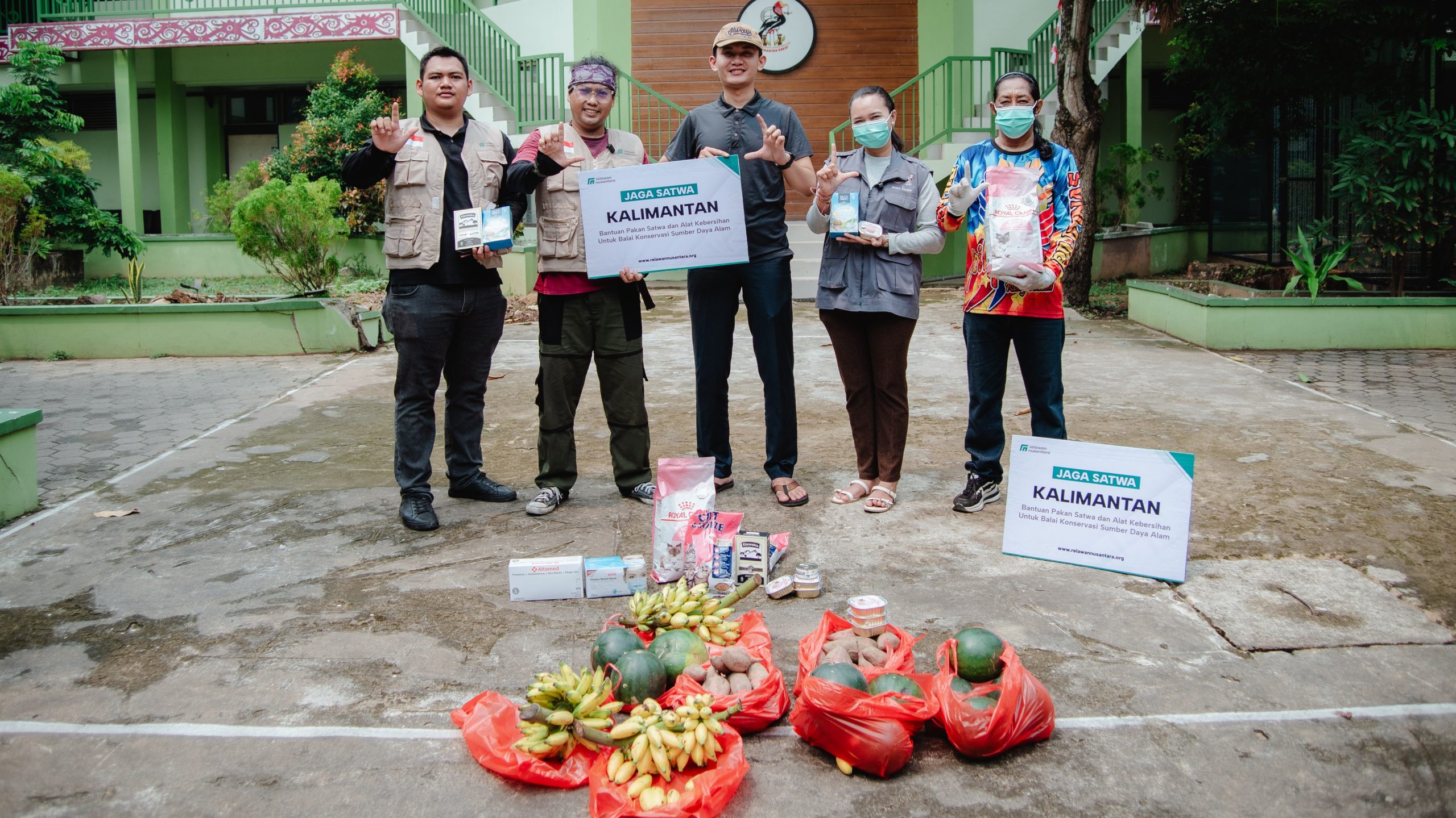 Tim Relawan Nusantara dan BKSDA Kalbar foto bersama memperlihatkan bantuan pakan, buah-buahan, dan alat kebersihan untuk satwa liar.