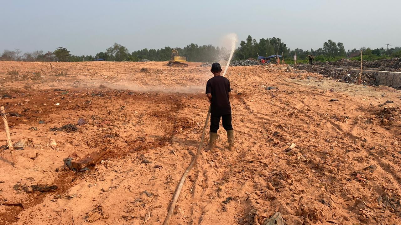 penyiraman-bibit-penghijauan-eks-tpa-basirih-pelindo-relawan-nusantara Aksi penyiraman lahan menggunakan selang air dalam program penghijauan eks-TPA Basirih Banjarmasin.