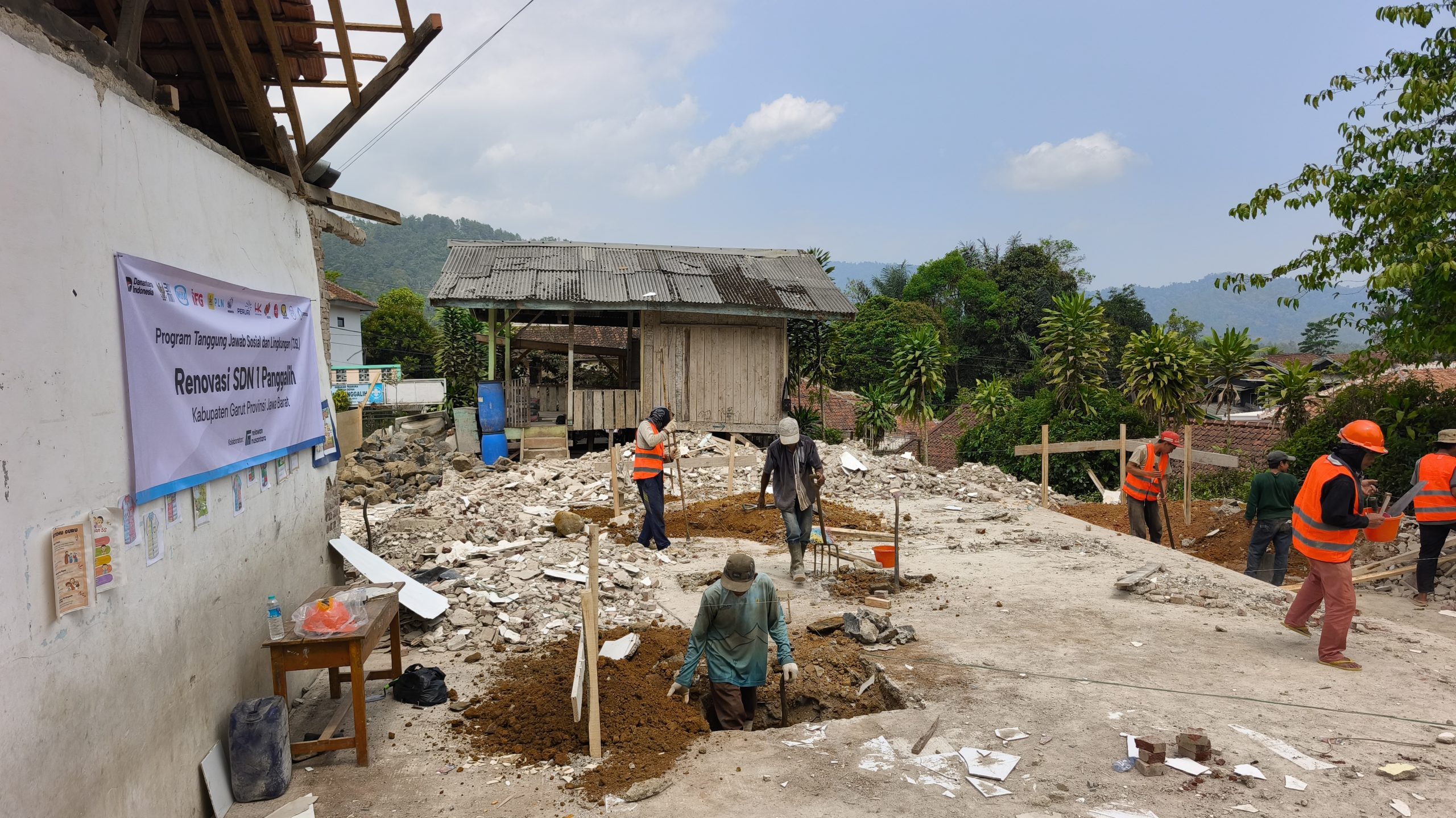 proses-pembangunan-renovasi-sdn-1-panggalih-garut-relawan-nusantara Para pekerja konstruksi dan relawan sedang melakukan pengerjaan pembongkaran dan renovasi SDN 1 Panggalih.