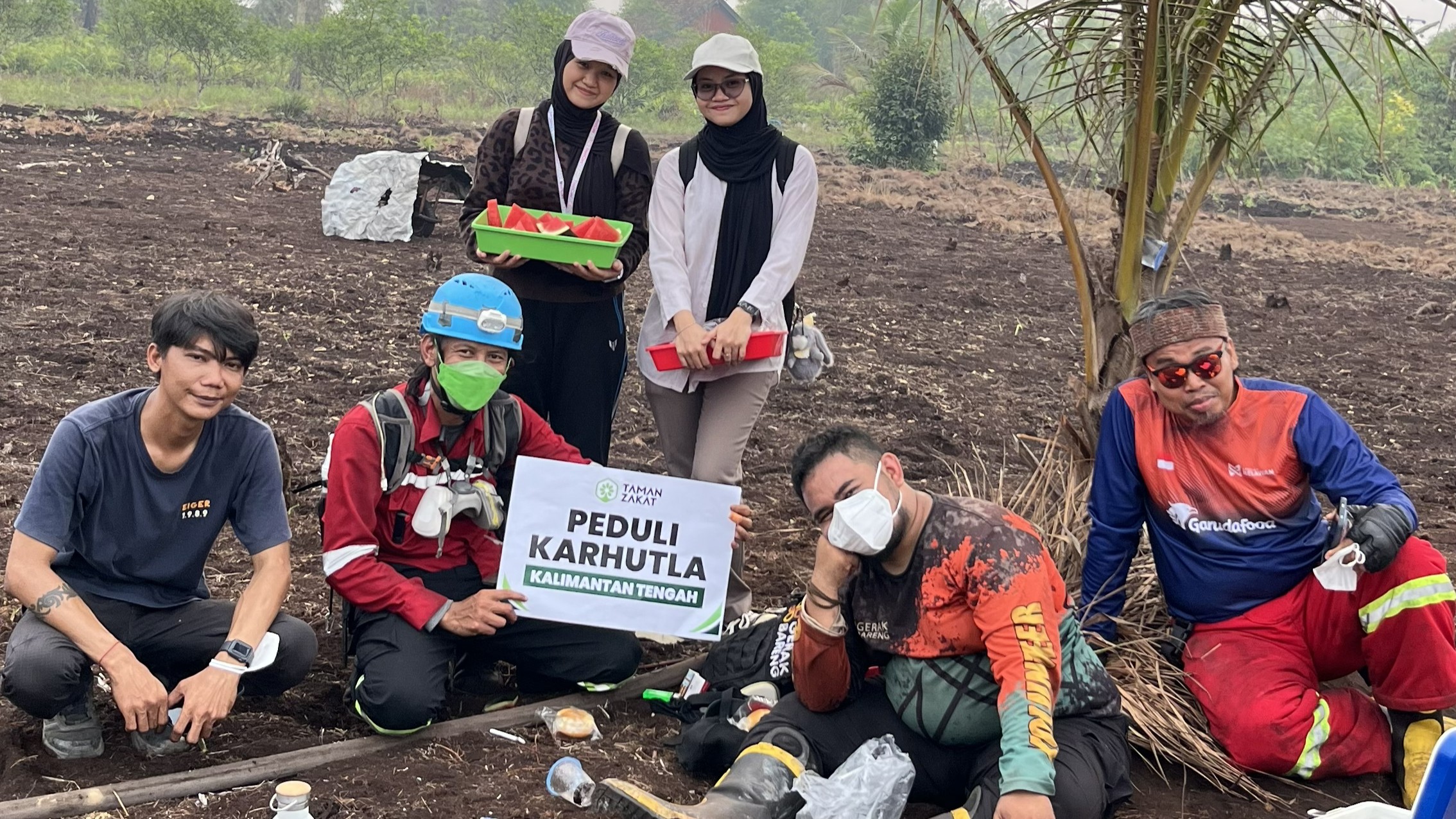 Tim relawan pemadam karhutla beristirahat sambil menerima Pos Segar di Palangka Raya.