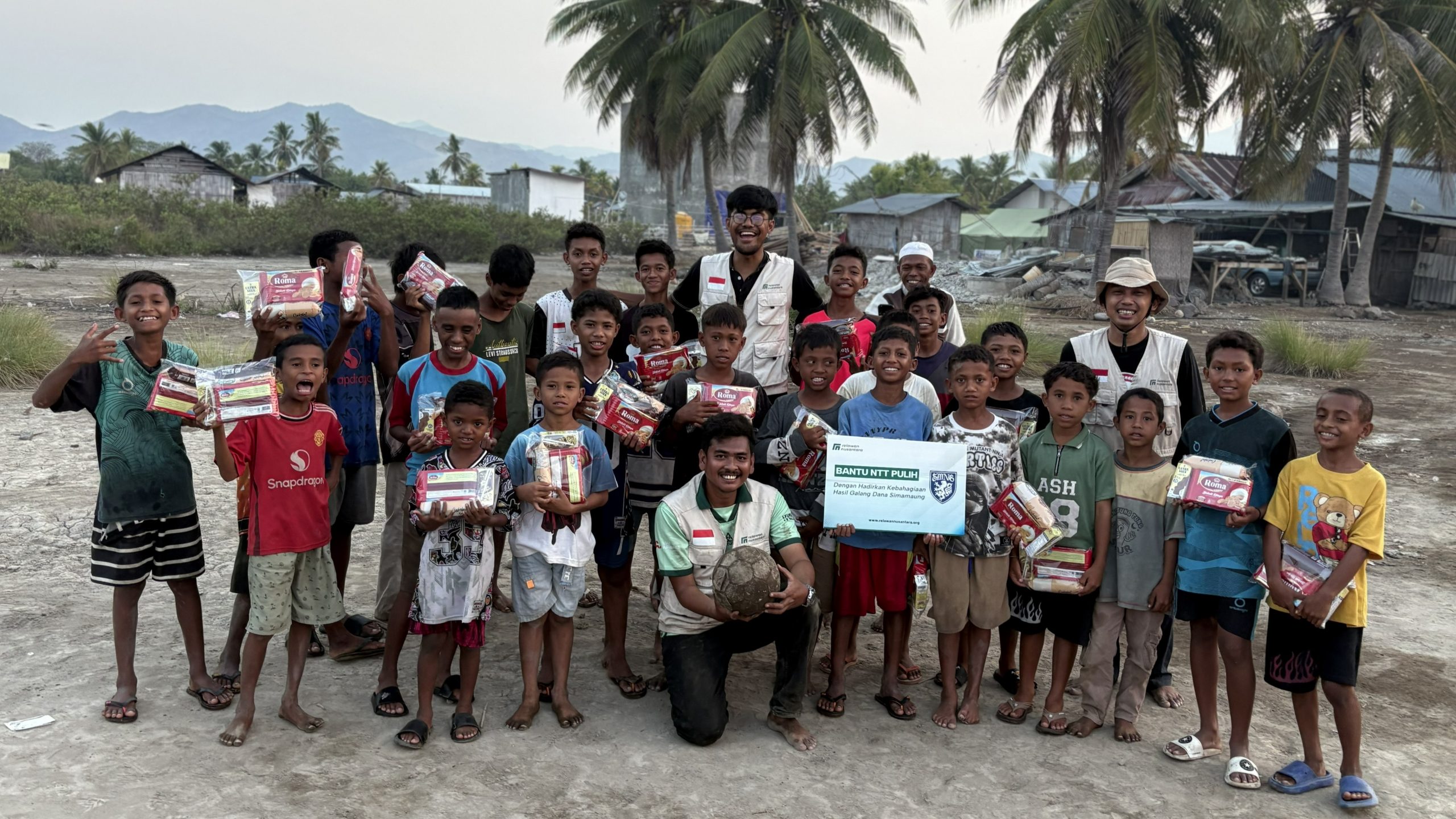 Penyaluran paket PMT oleh Simamaung Media dan Relawan Nusantara untuk anak-anak terdampak gempa NTT di Nagekeo.
