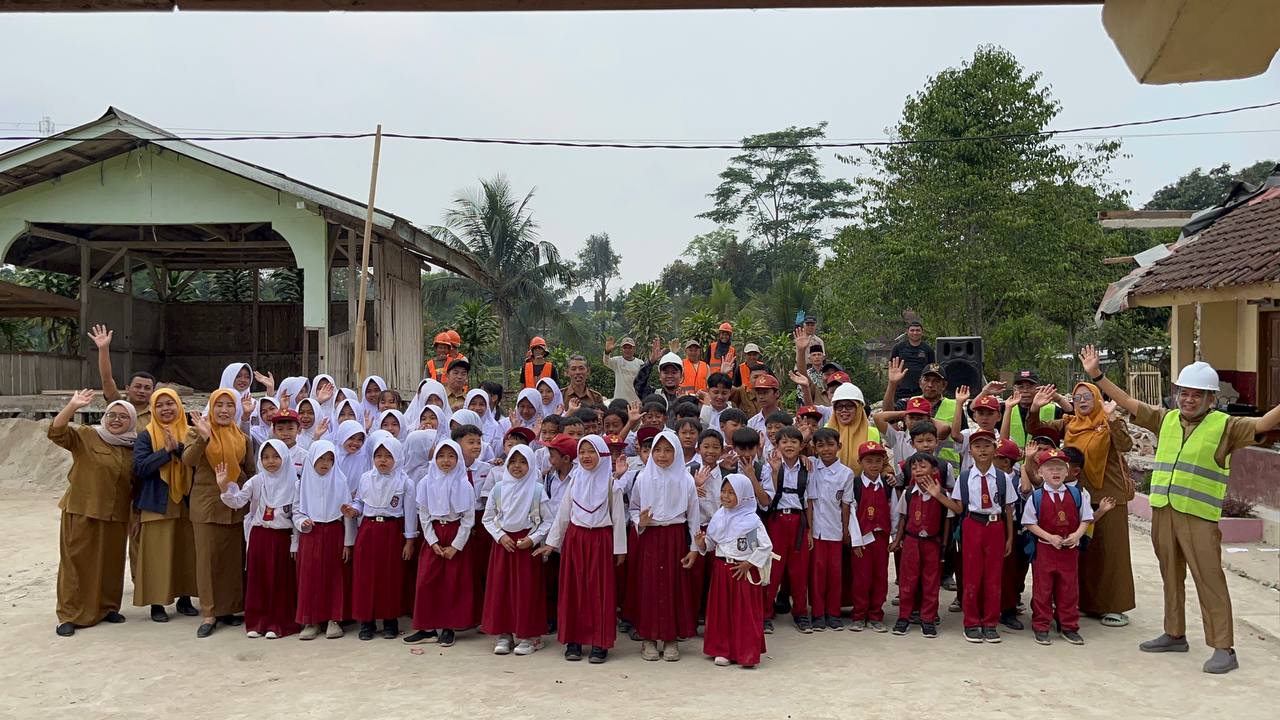 siswa-guru-sdn-1-panggalih-renovasi-bumn-relawan-nusantara Siswa-siswi dan para guru SDN 1 Panggalih Garut melambaikan tangan bersama tim proyek renovasi BUMN.